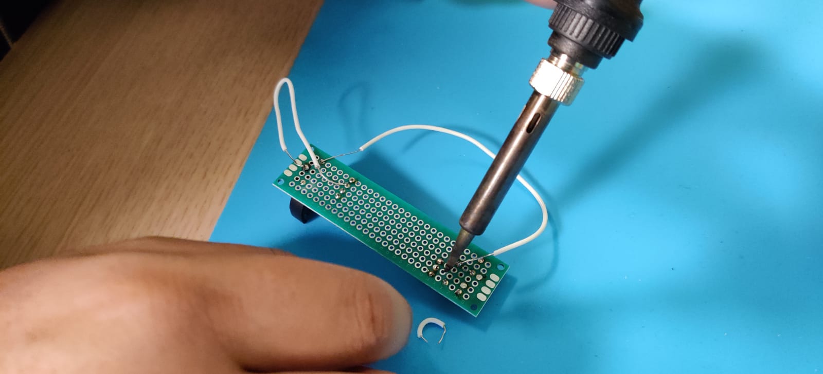 Lab – Eigen circuit solderen op een PCB printplaat voor thuis en op school